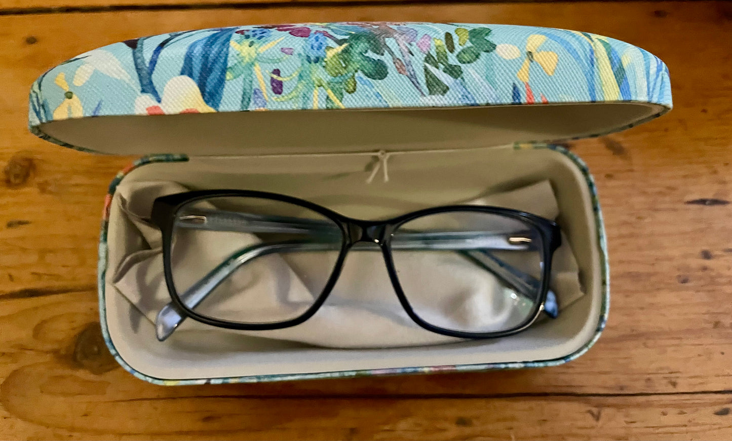 KISSING HARES GLASSES CASE